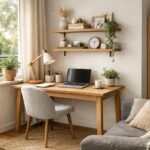 Otthoni dolgozósarok íróasztallal és növényekkel.