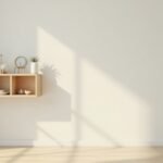 Modern belső tér, fali polccal és szemetesládával.