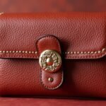 Elegáns vörös pénztárca arany díszítéssel